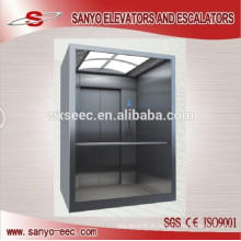 Um elevador de elevador de passageiro de vidro lateral